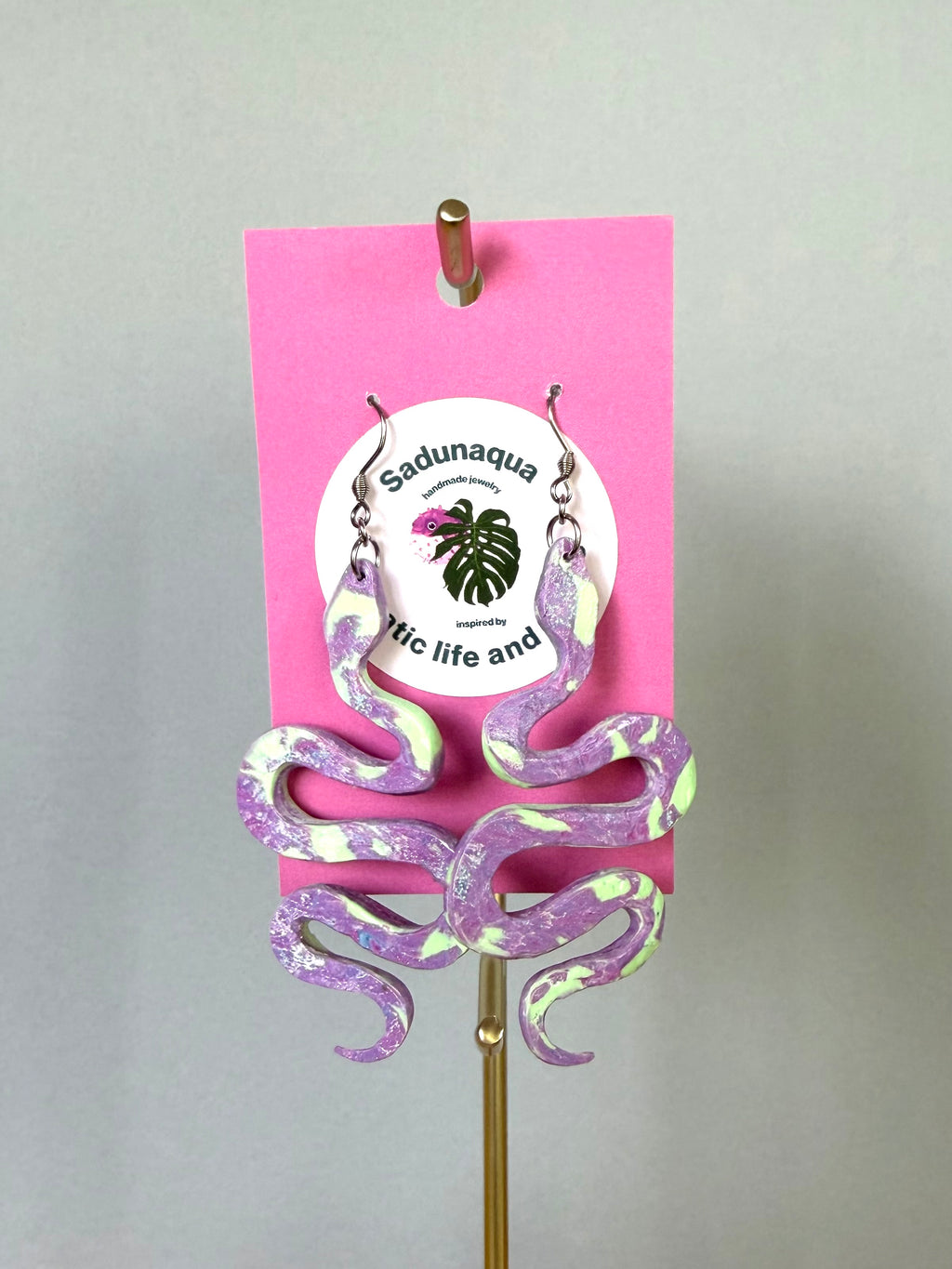 Meriaiheiset korvakorut; Vesikäärme